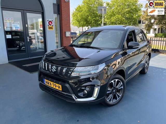 Zwart Gebruikt 2021 Suzuki Vitara Style SUV | € 23.950 (Eerlijke prijs) - Afbeelding 1/4