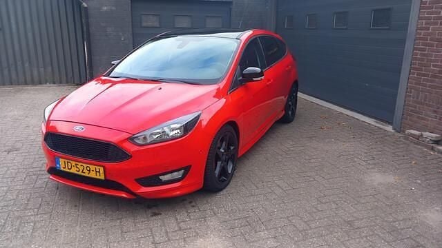 Rood Gebruikt 2016 Ford Focus Hatchback | € 8.999 (Goede deal) - Afbeelding 1/4