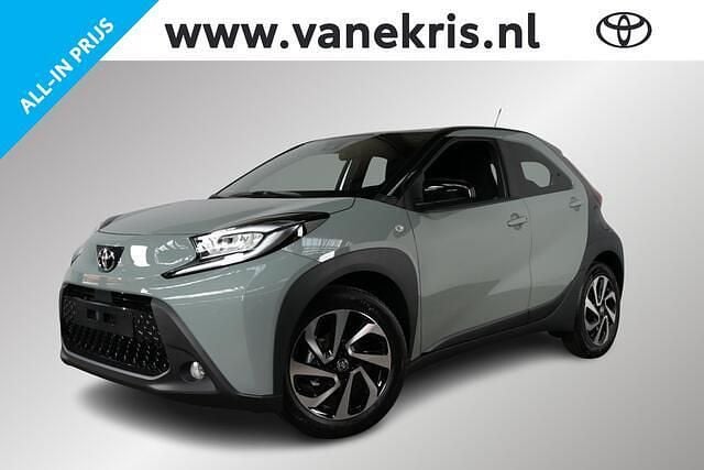 Groen Nieuw 2025 Toyota Aygo Pulse Hatchback | € 22.835 (Eerlijke prijs) - Afbeelding 1/4