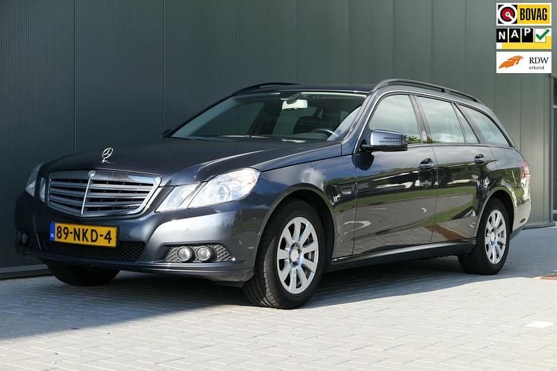 Grijs Gebruikt 2010 Mercedes E200 Business Stationwagen | € 11.940 (Eerlijke prijs) - Afbeelding 1/4