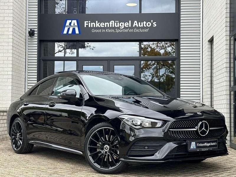 Zwart Gebruikt 2023 Mercedes CLA250e AMG Sedan | € 37.700 (Eerlijke prijs) - Afbeelding 1/4