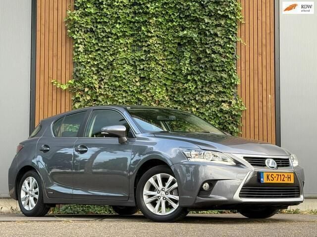 Grijs Gebruikt 2015 Lexus CT200h Sport Line Hatchback | € 17.950 (Eerlijke prijs) - Afbeelding 1/4