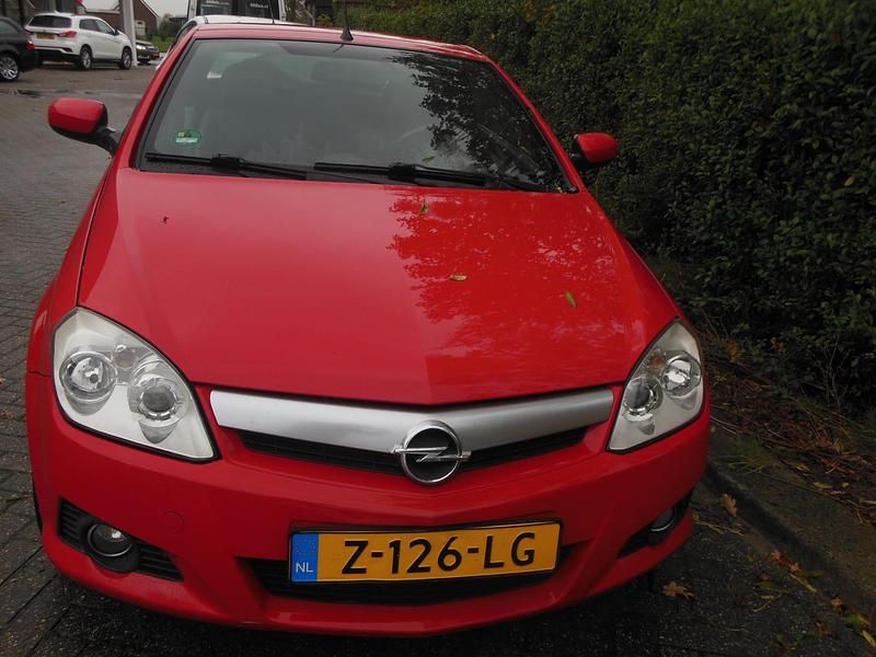 Rood Occasion 2005 Opel Tigra Enjoy Cabriolet | € 1.900 (Eerlijke prijs) - Afbeelding 1/4