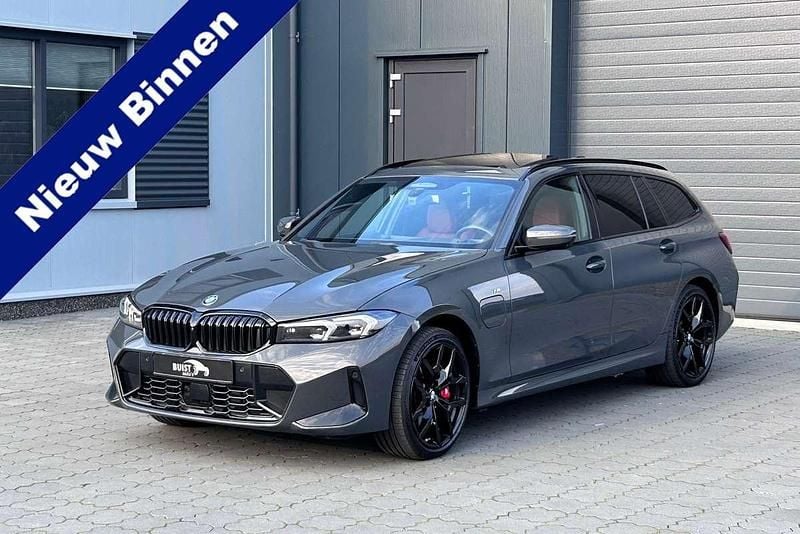 Grijs Gebruikt 2024 BMW 330e M Sport Stationwagen | € 59.850 - Afbeelding 1/4