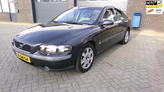 Grijs (metallic) Gebruikt 2001 Volvo S60 Sedan | € 1.250 (Super prijs) - Afbeelding 1/4