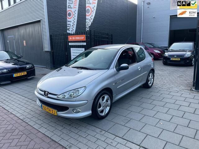 Grijs, metallic lak Gebruikt 2006 Peugeot 206 Quiksilver Hatchback | € 1.999 (Eerlijke prijs) - Afbeelding 1/4
