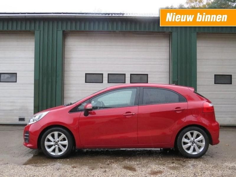Rood Gebruikt 2015 Kia Rio Hatchback | € 7.750 (Eerlijke prijs) - Afbeelding 1/4