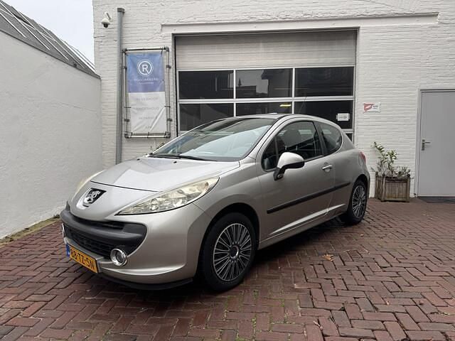 Grijs (metallic) Occasion 2007 Peugeot 207 Hatchback | € 2.495 (Iets duurder) - Afbeelding 1/4
