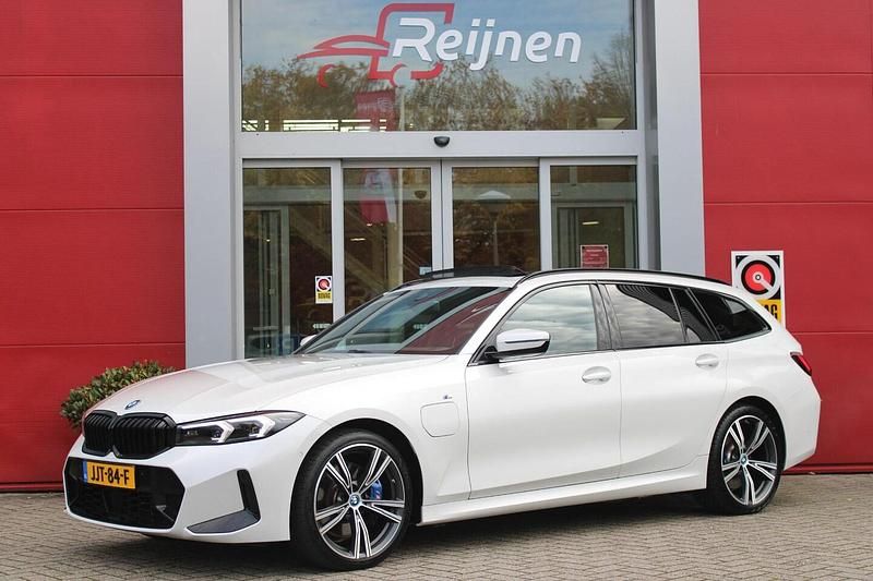 Wit Gebruikt 2023 BMW 330e M Sport Stationwagen | € 42.895 (Eerlijke prijs) - Afbeelding 1/4