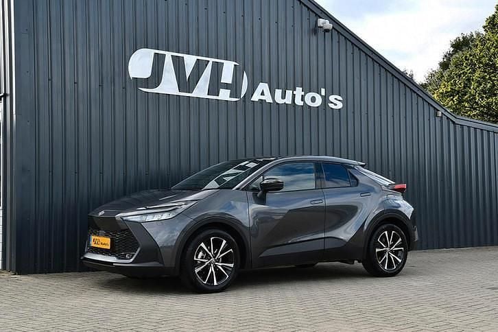 Grijs Occasion 2025 Toyota C-HR SUV | € 29.850 (Super prijs) - Afbeelding 1/4