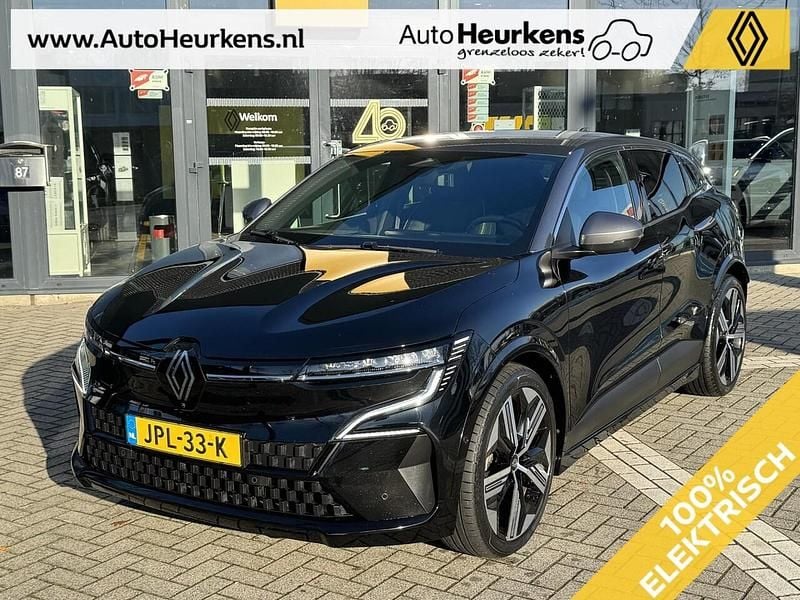 Zwart Gebruikt 2023 Renault Mégane IV Iconic Hatchback | € 28.445 - Afbeelding 1/4