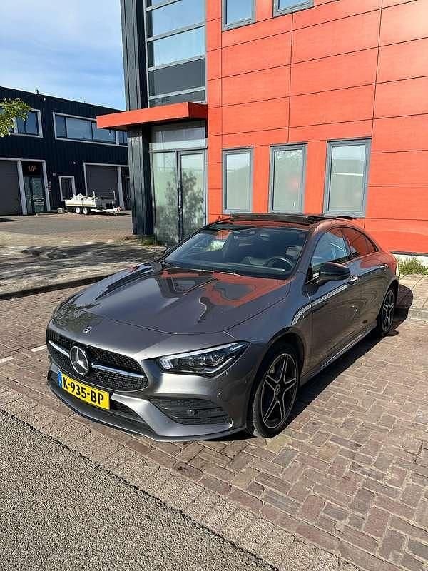 Grijs Gebruikt 2020 Mercedes CLA250e Business Sedan | € 26.500 (Super prijs) - Afbeelding 1/4