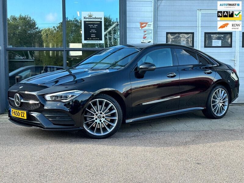 Zwart, metallic lak Gebruikt 2022 Mercedes CLA250e AMG line Sedan | € 38.450 (Eerlijke prijs) - Afbeelding 1/4