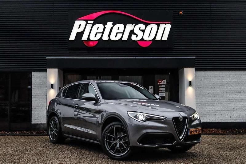 Grijs Gebruikt 2017 Alfa Romeo Stelvio SUV | € 23.949 (Eerlijke prijs) - Afbeelding 1/4