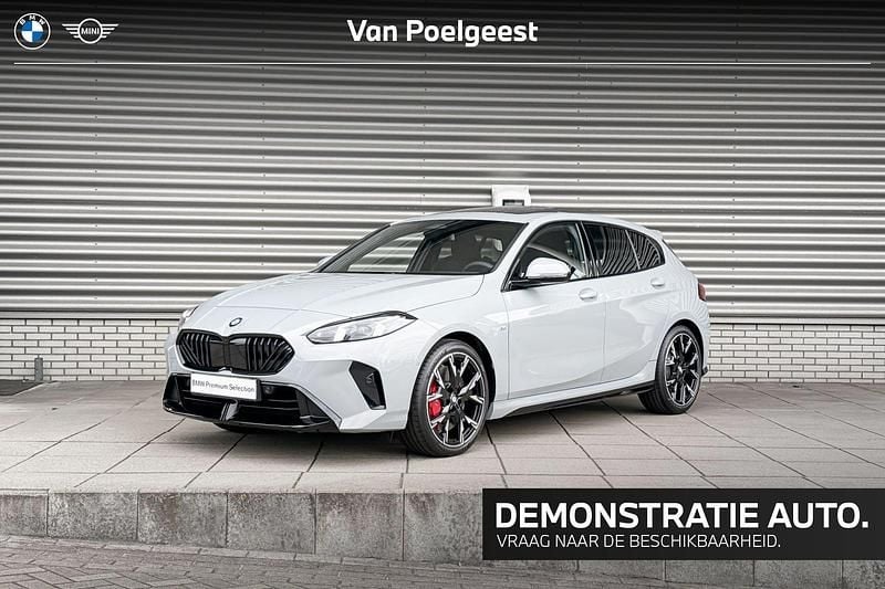 Saphirschwarz metallic (zwart metallic) Gebruikt 2025 BMW 123 M Sport Hatchback | € 62.068 (Duur) - Afbeelding 1/4