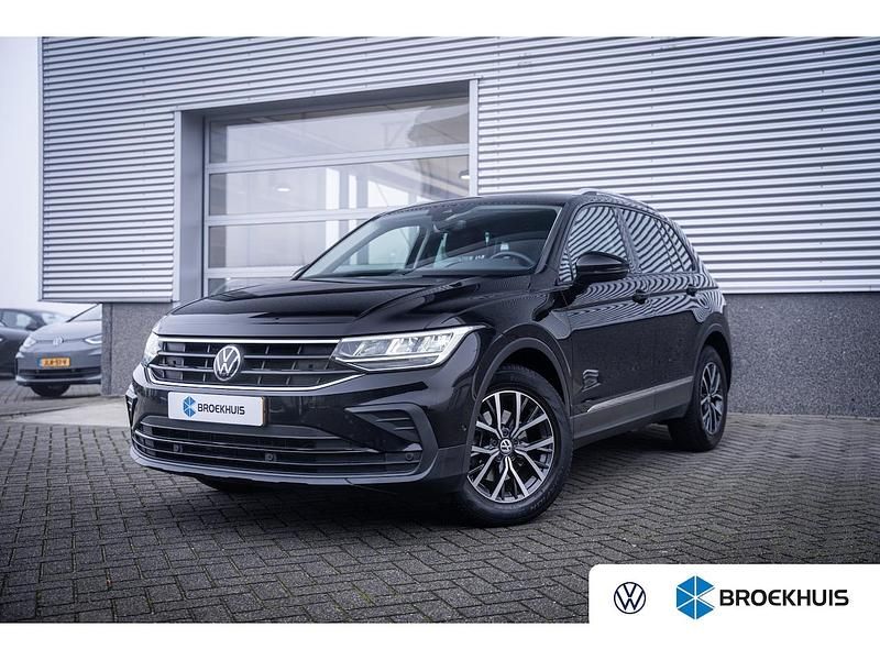 Zwart Gebruikt 2022 VW Tiguan Life SUV | € 26.900 (Super prijs) - Afbeelding 1/4