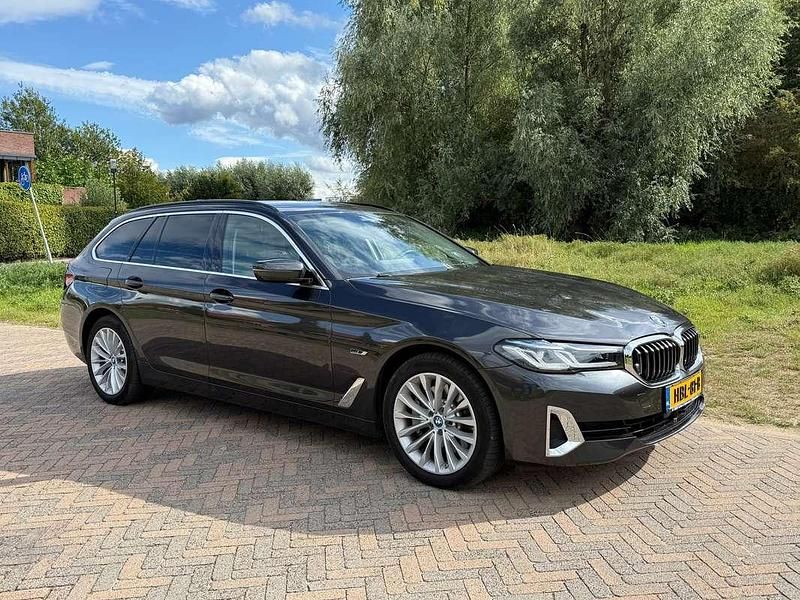 Grijs Gebruikt 2021 BMW 530 Executive Stationwagen | € 33.950 (Goede deal) - Afbeelding 1/4