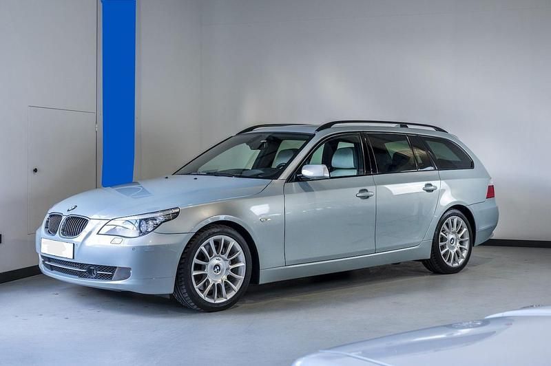 Grijs (parellak) Gebruikt 2009 BMW 550 Executive Stationwagen | € 19.950 - Afbeelding 1/4