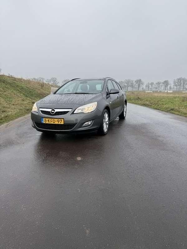 Grijs Occasion 2013 Opel Astra Edition Stationwagen | € 4.500 (Eerlijke prijs) - Afbeelding 1/4