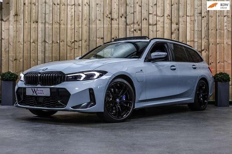 Grijs Gebruikt 2023 BMW 330e M Sport Stationwagen | € 46.950 (Eerlijke prijs) - Afbeelding 1/4
