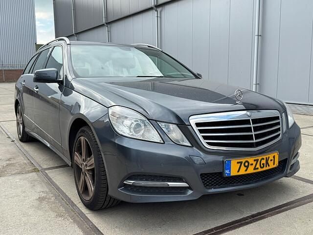 Grijs Gebruikt 2012 Mercedes E250 Premium Stationwagen | € 4.950 - Afbeelding 1/4