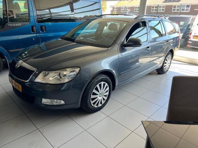Grijs Gebruikt 2009 Skoda Octavia Elegance Stationwagen | € 4.350 (Eerlijke prijs) - Afbeelding 1/4