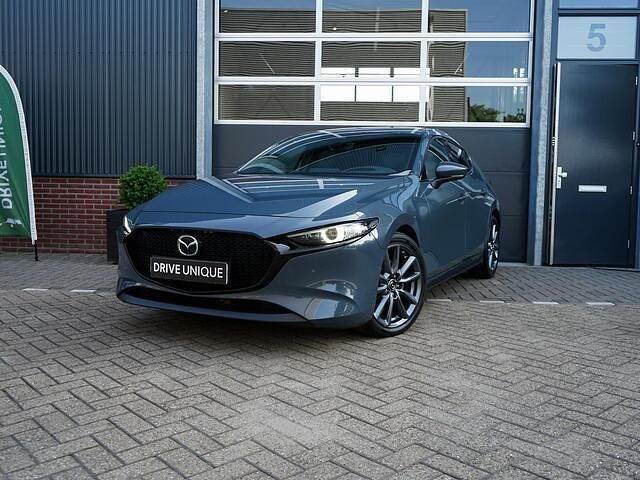 Grijs Gebruikt 2021 Mazda 3 Sportive Hatchback | € 23.500 (Eerlijke prijs) - Afbeelding 1/4