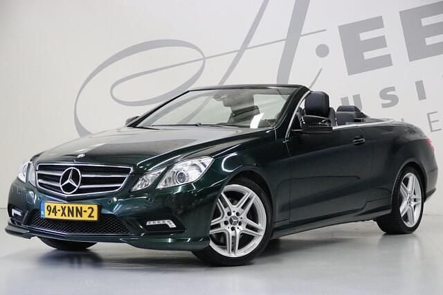 Groen (metallic) Gebruikt 2012 Mercedes E200 AMG Cabriolet | € 16.950 (Eerlijke prijs) - Afbeelding 1/4