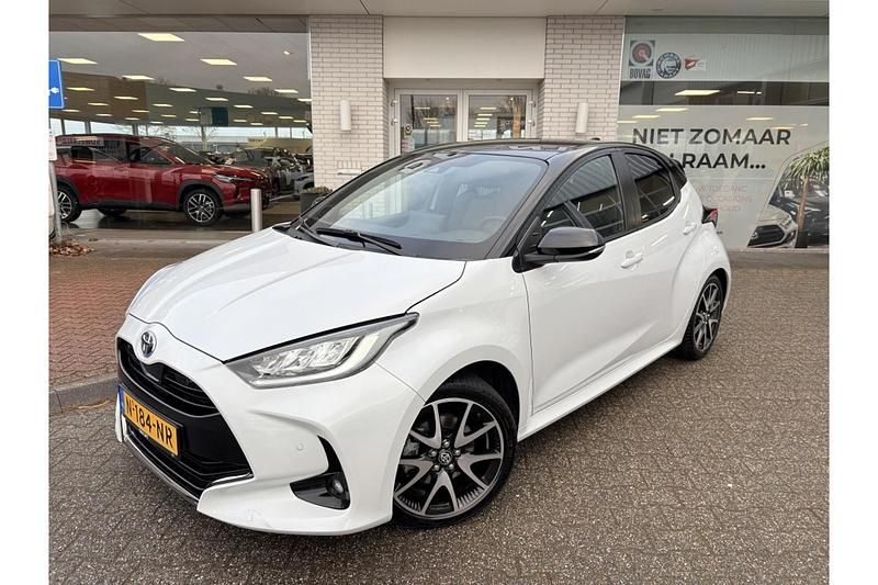 Wit Gebruikt 2021 Toyota Yaris Hybrid Executive Hatchback | € 22.895 (Iets duurder) - Afbeelding 1/1