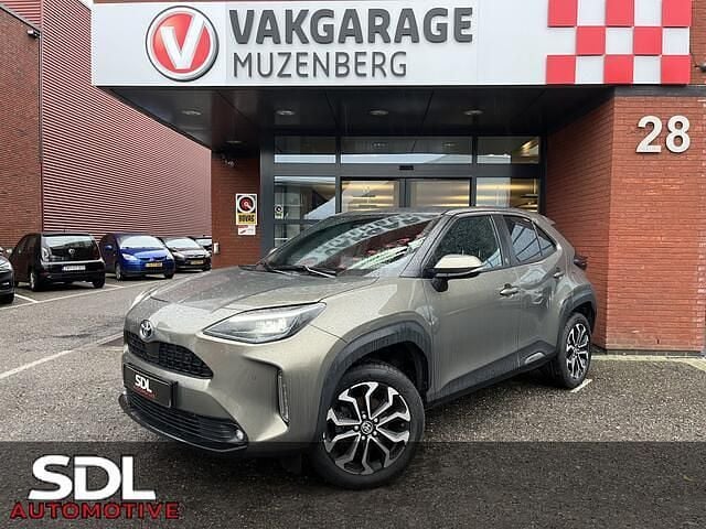 Grijs (metallic) Occasion 2022 Toyota Yaris Cross Plus SUV | € 22.945 (Goede deal) - Afbeelding 1/4
