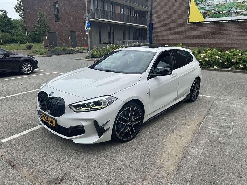 Wit Gebruikt 2019 BMW 118 M Performance Hatchback | € 25.500 - Afbeelding 1/4