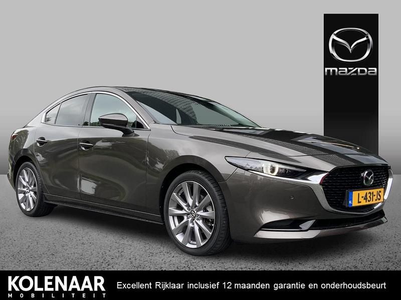 Bruin Gebruikt 2021 Mazda 3 Sportive Sedan | € 21.895 (Eerlijke prijs) - Afbeelding 1/4