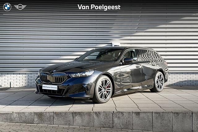 Saphirschwarz metallic (475) (zwart metallic) Gebruikt 2025 BMW 530e M Sport Stationwagen | € 85.517 - Afbeelding 1/4