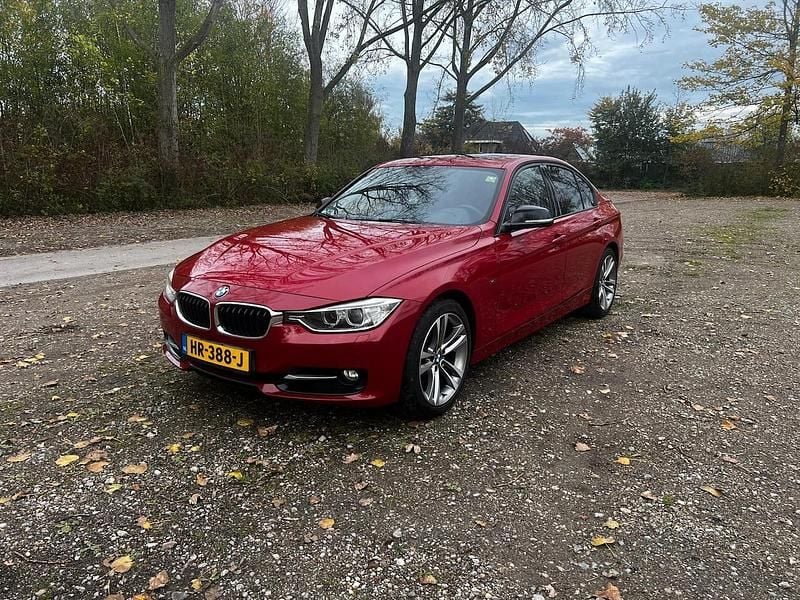 Rood Gebruikt 2012 BMW 328 Executive Sedan | € 12.500 (Goede deal) - Afbeelding 1/4