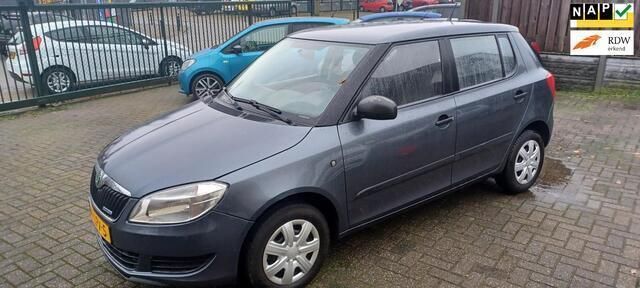 Grijs, metallic lak Gebruikt 2010 Skoda Fabia Drive Hatchback | € 4.745 (Iets duurder) - Afbeelding 1/4