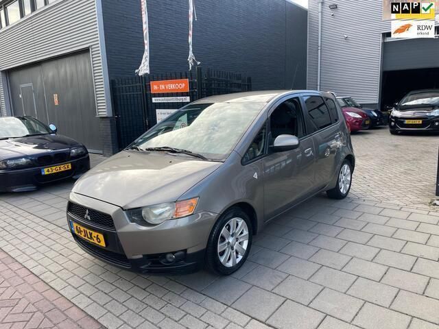 Grijs, metallic lak Gebruikt 2009 Mitsubishi Colt Edition Hatchback | € 1.999 (Goede deal) - Afbeelding 1/4