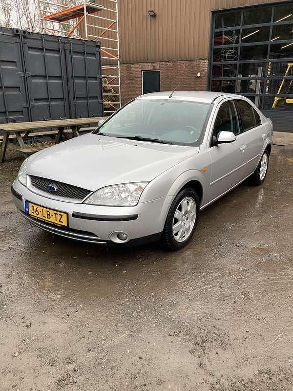 Occasion Ford Mondeo Trend 125 PK (91 kW) 2002 Grijs (metallic) Hatchback