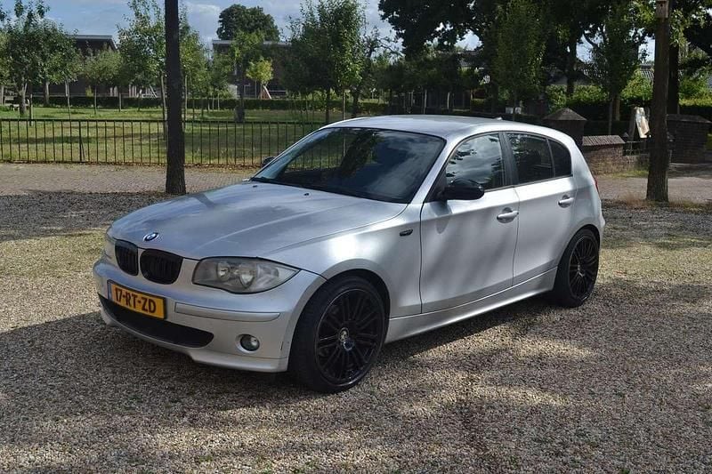 Grijs Gebruikt 2005 BMW 118 Executive Hatchback | € 2.450 (Eerlijke prijs) - Afbeelding 1/4