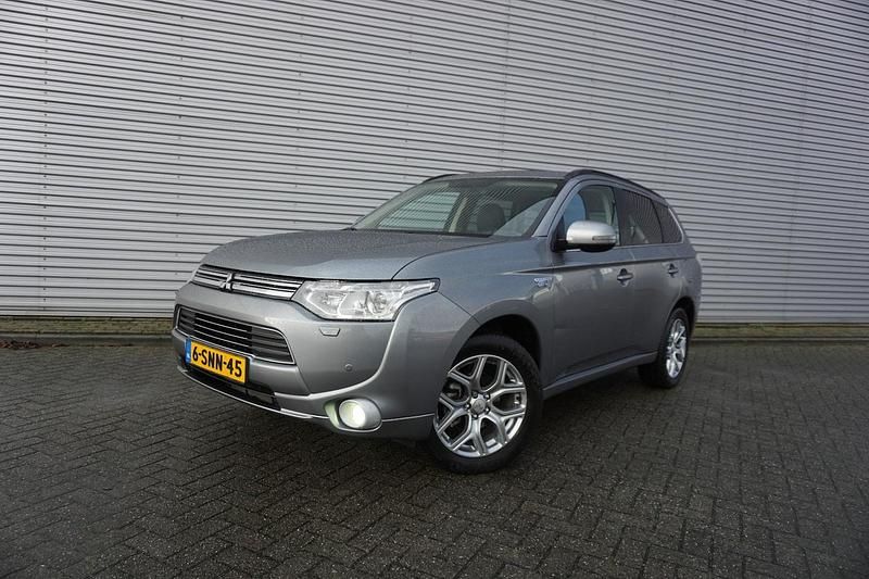 Grijs (metallic) Gebruikt 2013 Mitsubishi Outlander P-HEV Instyle SUV | € 5.750 (Goede deal) - Afbeelding 1/4
