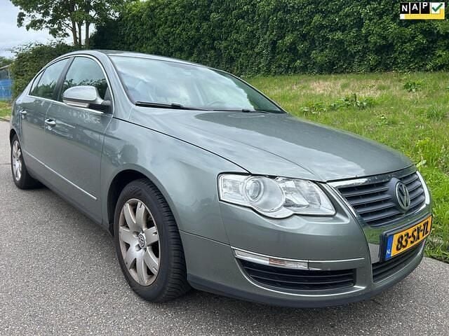 Groen Gebruikt 2006 VW Passat Sportline Sedan | € 2.450 (Eerlijke prijs) - Afbeelding 1/4