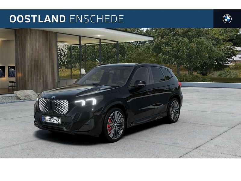 Zwart Nieuw 2025 BMW iX1 Comfort Edition SUV | € 69.787 - Afbeelding 1/4