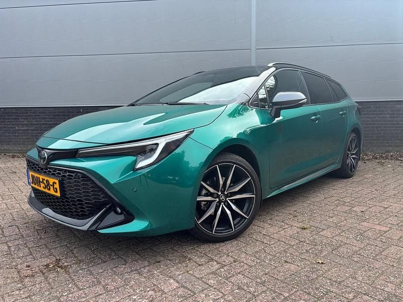 Groen Occasion 2025 Toyota Corolla Hybrid Sport Stationwagen | € 37.980 (Iets duurder) - Afbeelding 1/4