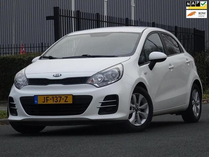 Wit Gebruikt 2016 Kia Rio Hatchback | € 7.999 (Eerlijke prijs) - Afbeelding 1/4