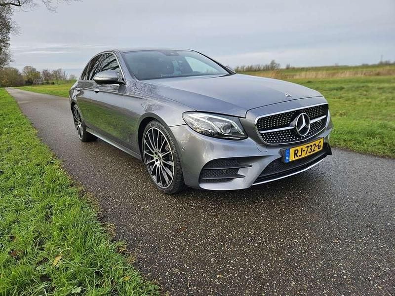 Grijs Gebruikt 2017 Mercedes E200 AMG line Sedan | € 29.500 (Eerlijke prijs) - Afbeelding 1/4