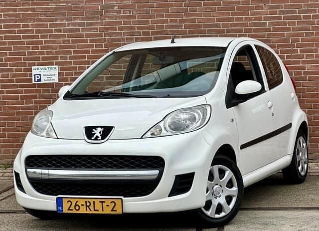 Wit Gebruikt 2011 Peugeot 107 Hatchback | € 2.950 (Eerlijke prijs) - Afbeelding 1/4