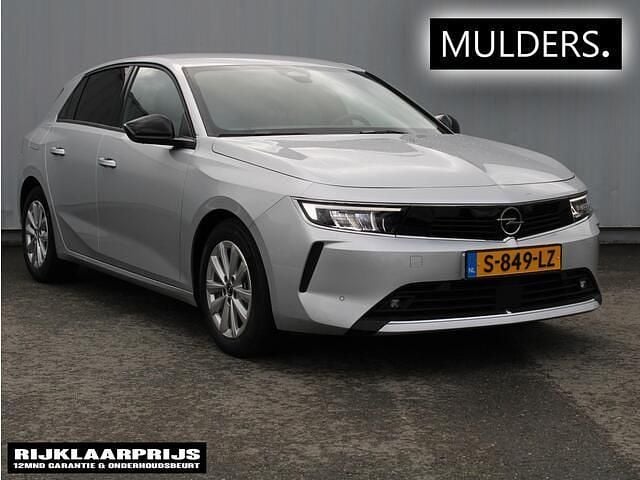 Grijs, metallic lak Gebruikt 2023 Opel Astra Edition Hatchback | € 19.445 (Goede deal) - Afbeelding 1/4