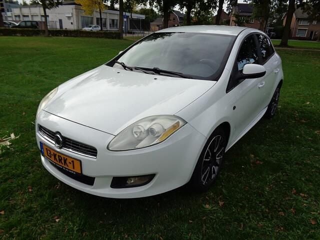 Wit Gebruikt 2010 Fiat Bravo Hatchback | € 1.650 (Goede deal) - Afbeelding 1/4