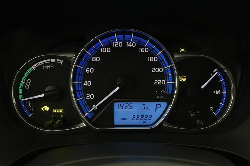 Occasion Toyota Yaris Hybrid 101 PK (74 kW) 2014 Grijs Hatchback