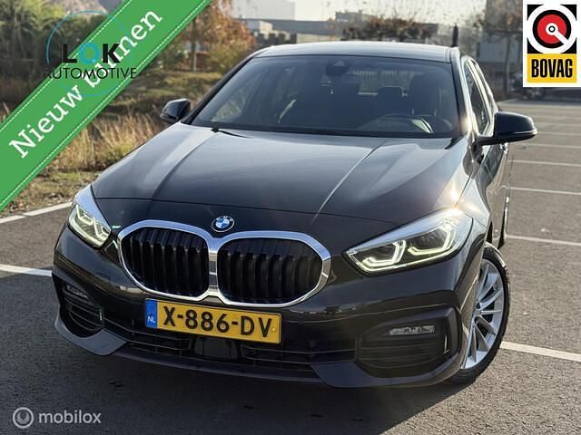 Zwart Gebruikt 2020 BMW 118 Comfort Edition Hatchback | € 18.450 (Super prijs) - Afbeelding 1/4