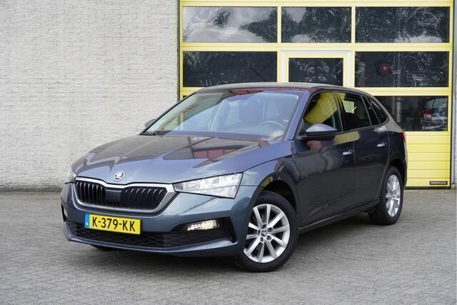 Grijs, metallic lak Gebruikt 2021 Skoda Scala Style Hatchback | € 14.950 (Goede deal) - Afbeelding 1/4